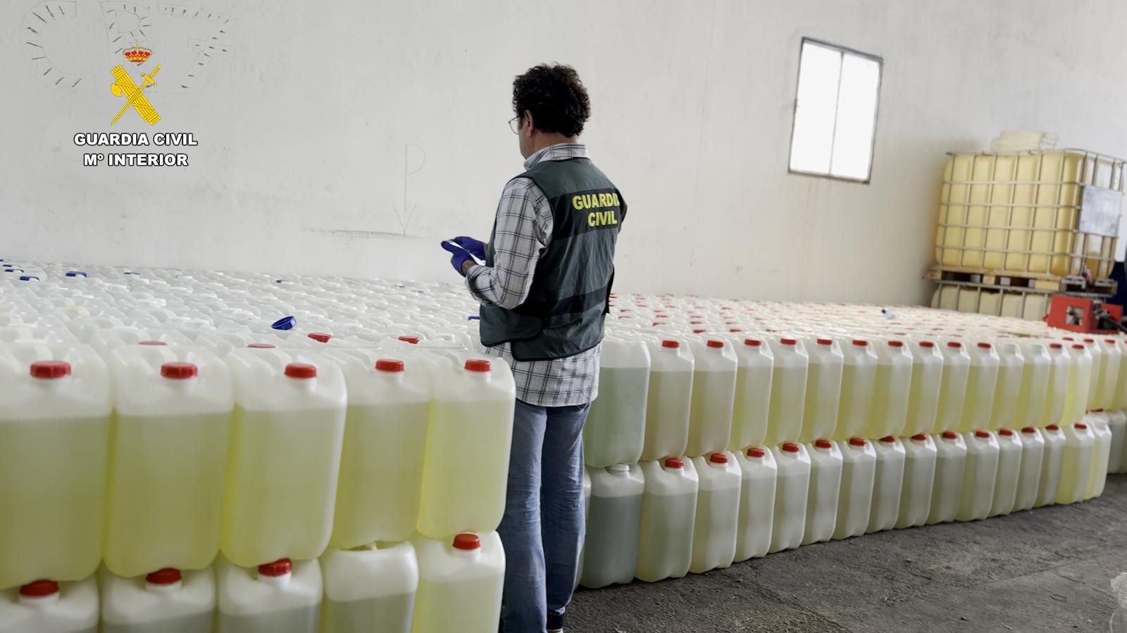 Garrafas llenas de combustible intervenidas en la operación 'Caramel'.