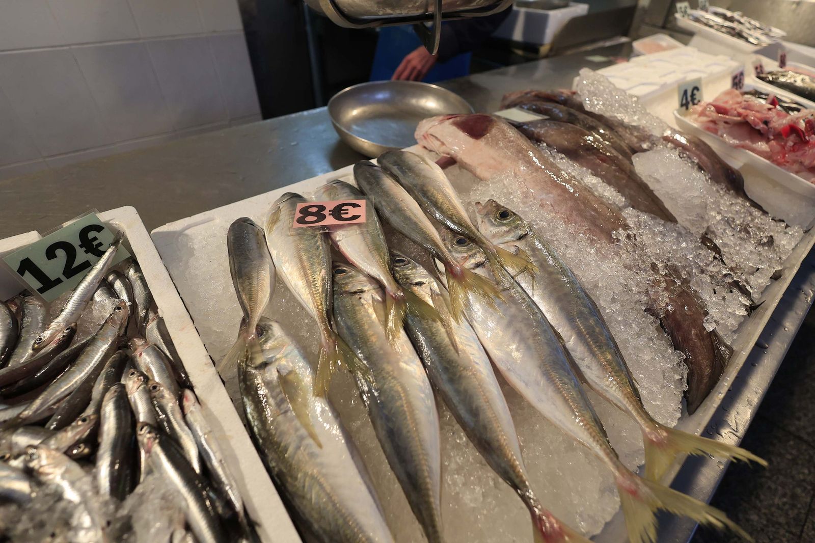 Las últimas compras para Nochevieja en Algeciras, en imágenes