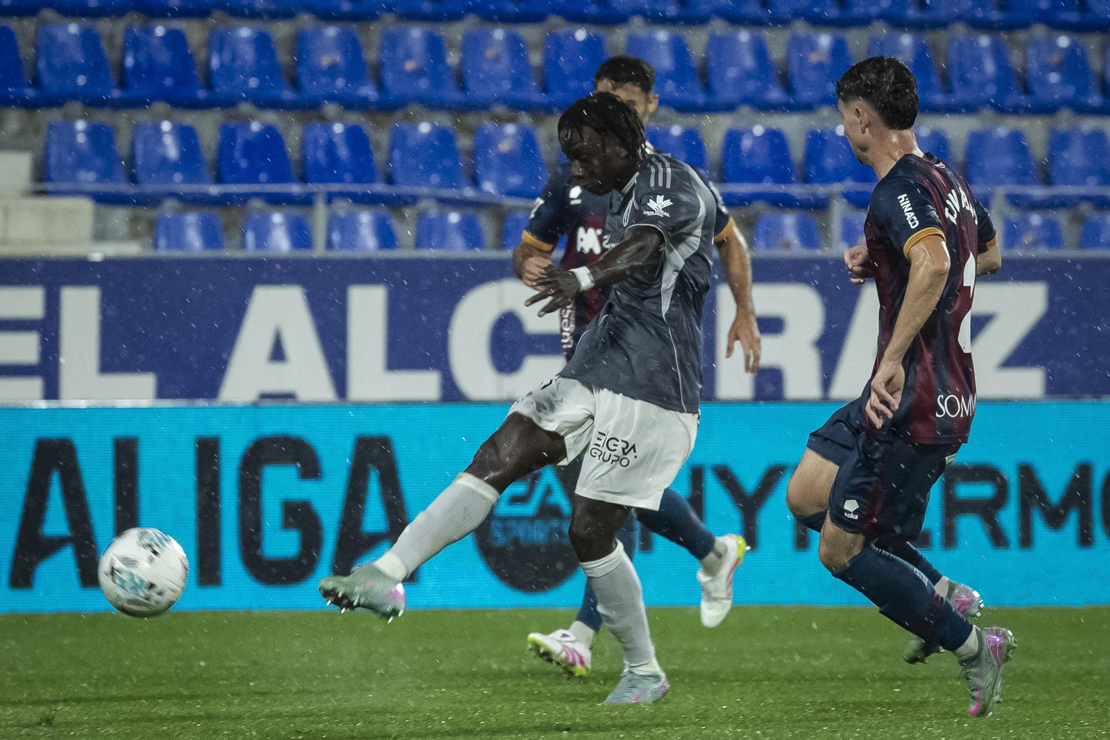 Faye lidera el ataque del Granada en un partido anterior