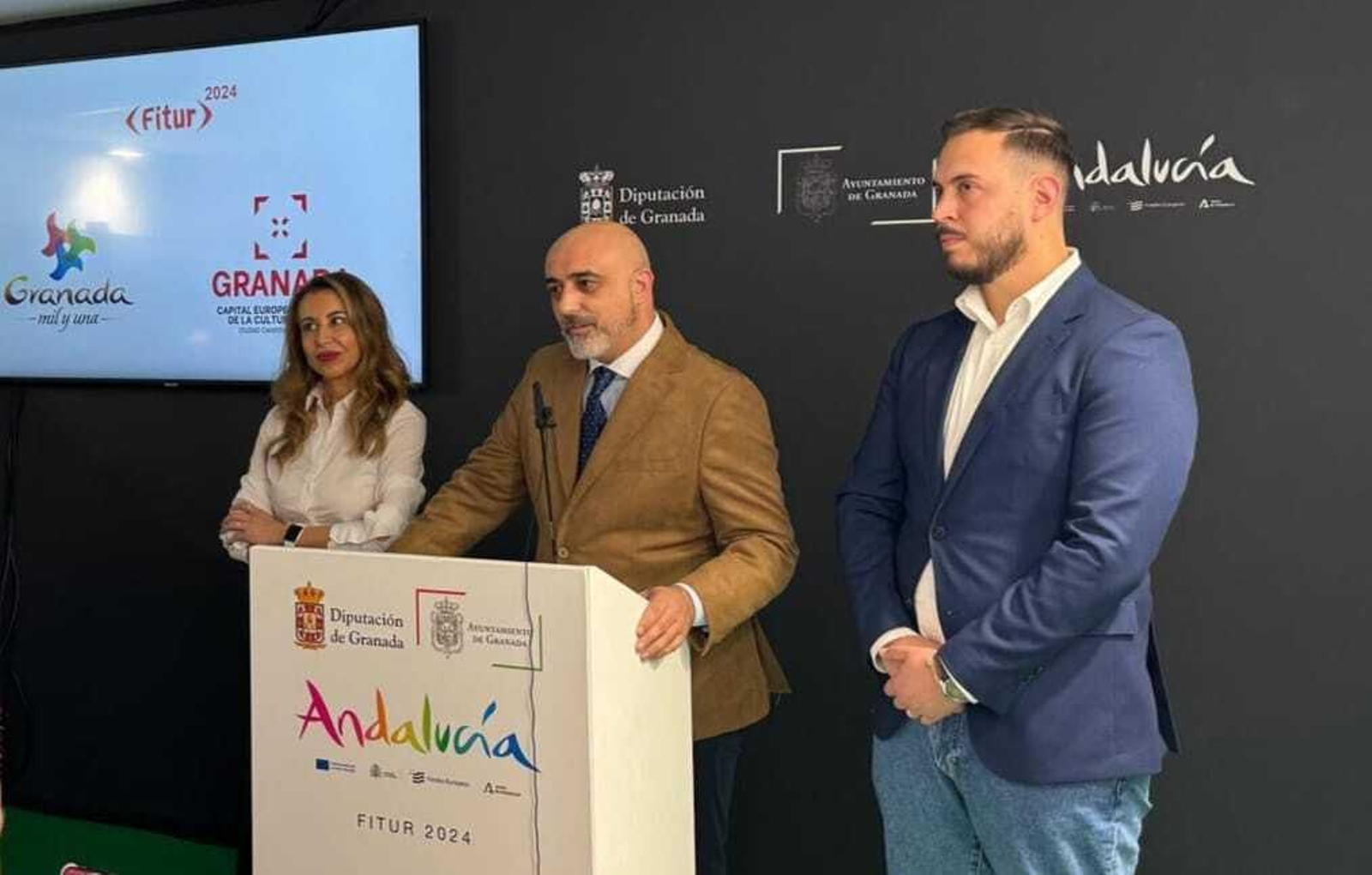 La concejala de Turismo, el alcalde y el teniente de alcalde de Fuente Vaqueros, durante la presentación del proyecto en Fitur. La concejala de Turismo, el alcalde y el teniente de alcalde de Fuente Vaqueros, durante la presentación del proyecto en Fitur.