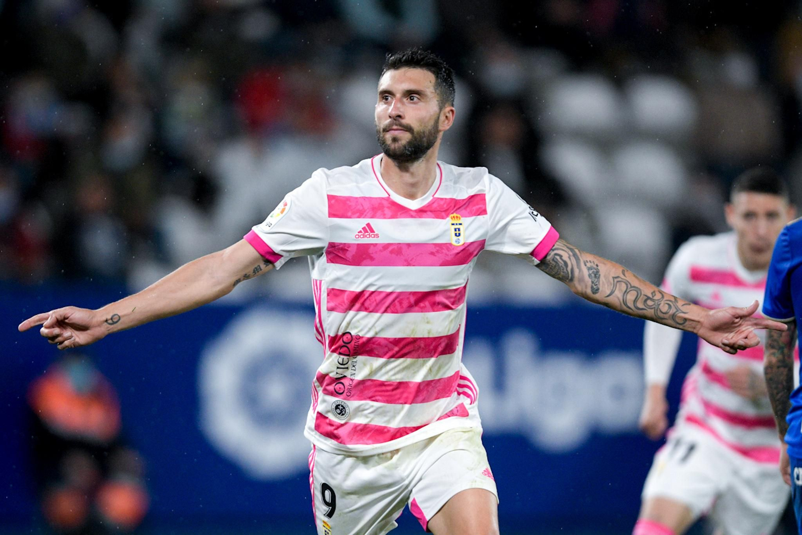 Borja Bastón celebra uno de sus goles con el Oviedo.