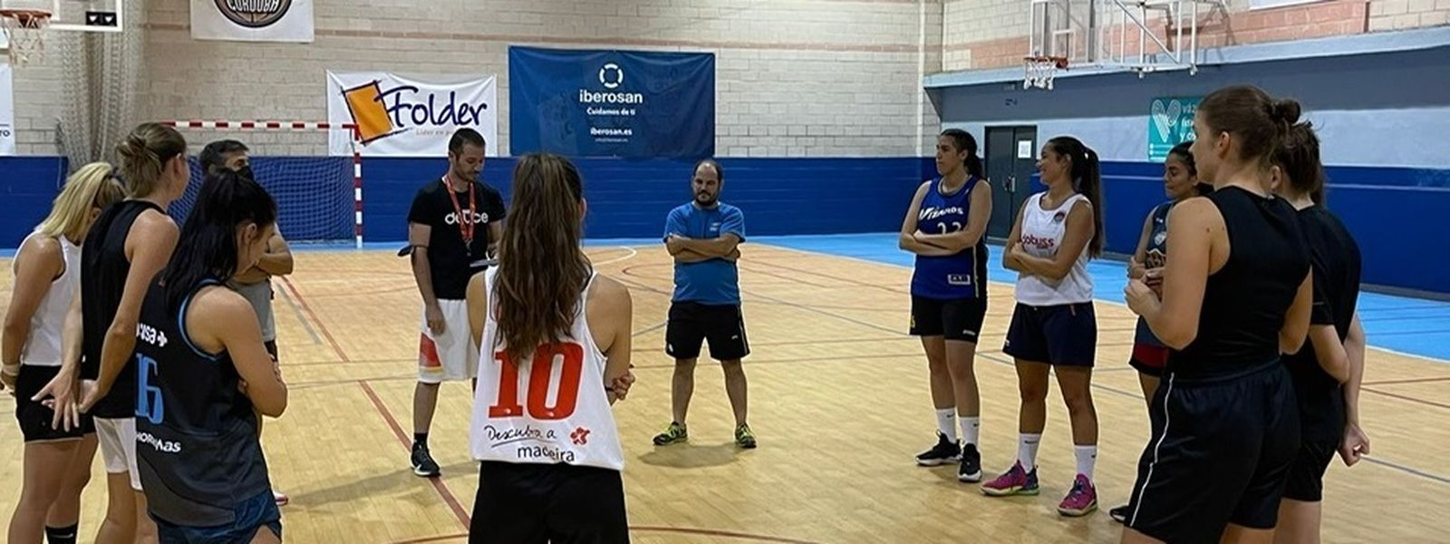 Antonio Quintero da órdenes a sus jugadoras en Cervantes.