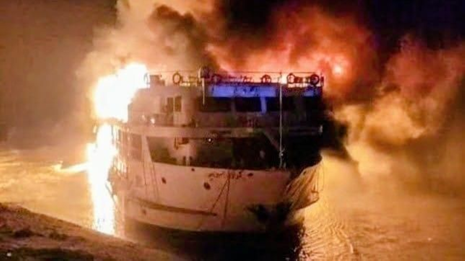 Imagen del incendio del barco.