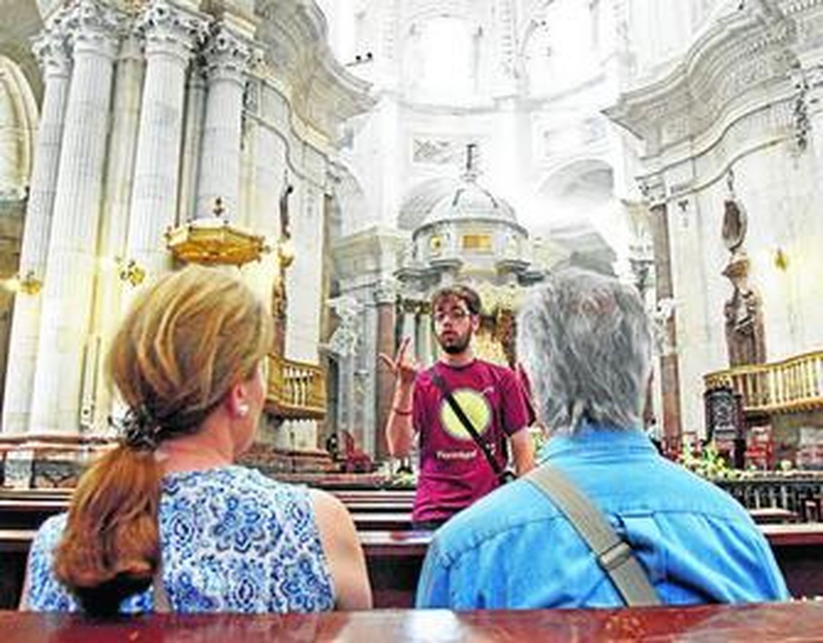 Andrés, uno de los voluntarios de Nártex, en una de las visitas guiadas gratuitas de la Catedral