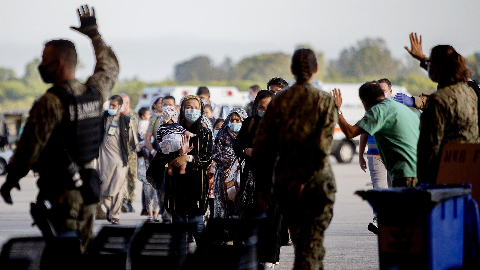 Imágenes de la llegada a Rota de refugiados afganos