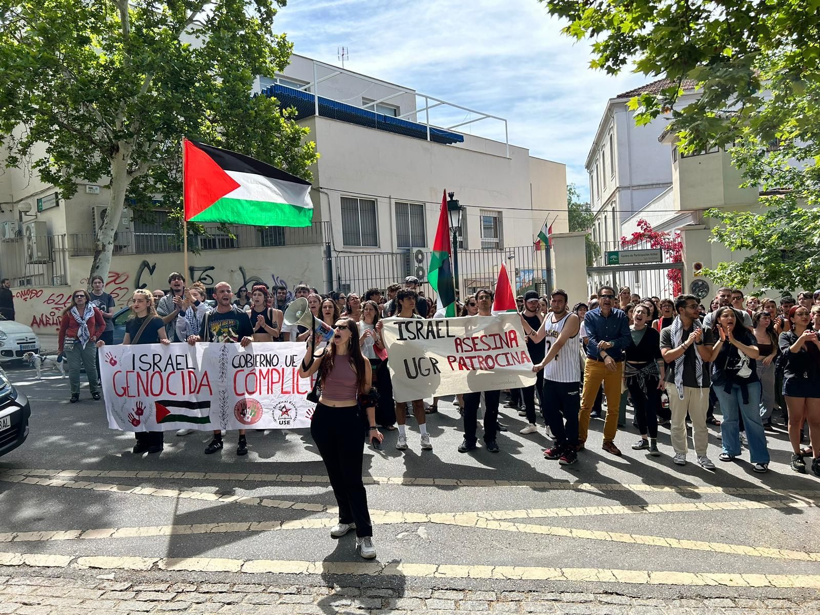 Protesta frente al Hospital Real este jueves.