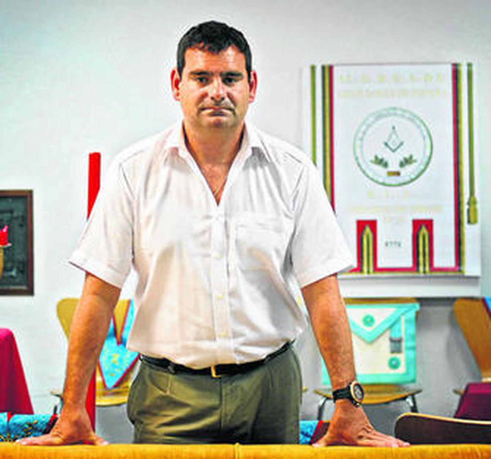 Keith Sheriff, ante la exposición sobre la masonería instalada en la sede del Ateneo.