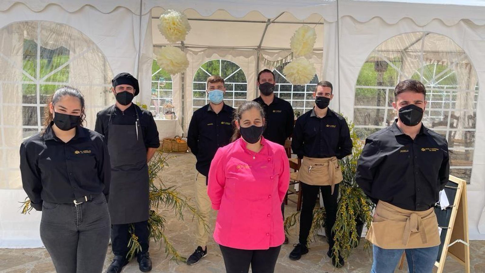 El equipo que dirige el hotel Vía Verde, en la antigua estación de ferrocarril levantada en el municipio