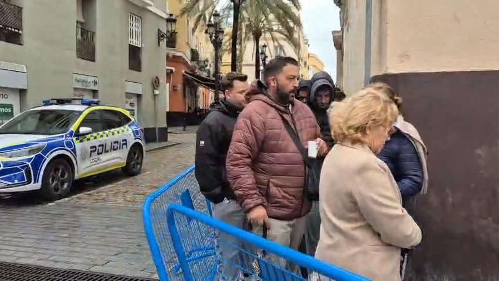 La cola a las puertas del Ayuntamiento de Cádiz para conseguir las entradas de preliminar del COAC