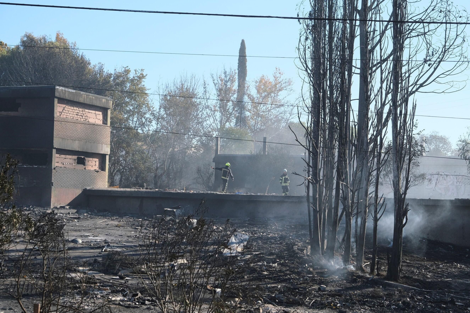 El día después del gran incendio de Chinales, en fotografías: rescoldos, humo y pérdidas El día después del gran incendio de Chinales, en fotografías: rescoldos, humo y pérdidas