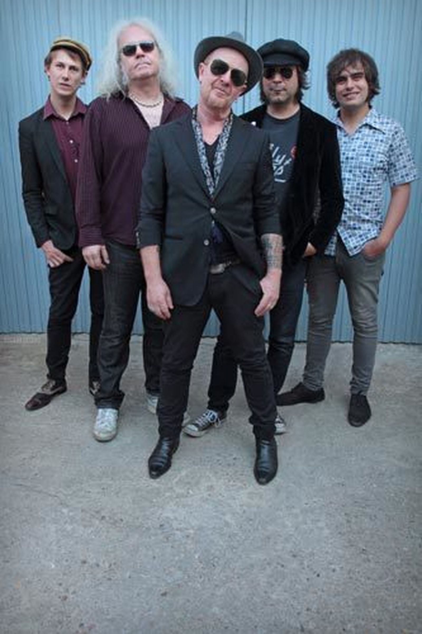 Dogo, en el centro de la imagen, acompañado por su actual banda.