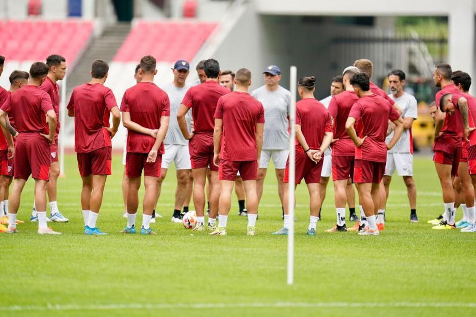 Julen Lopetegui se dirige a su plantilla en un entrenamiento.