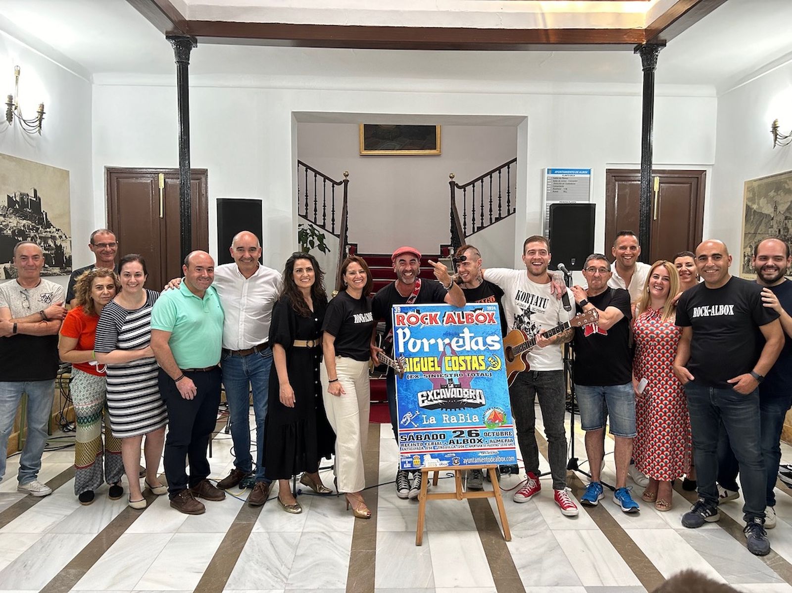 Foto de familia tras dar a conocer el Cartel del festival 2024