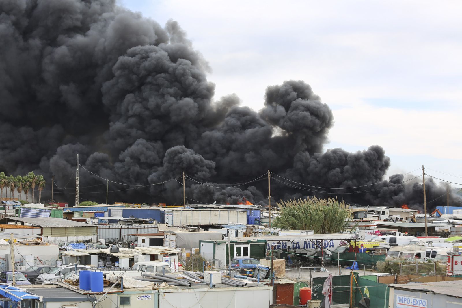 Fotos del incendio de varios vehículos en un aparcamiento de caravanas del polígono Guadalhorce