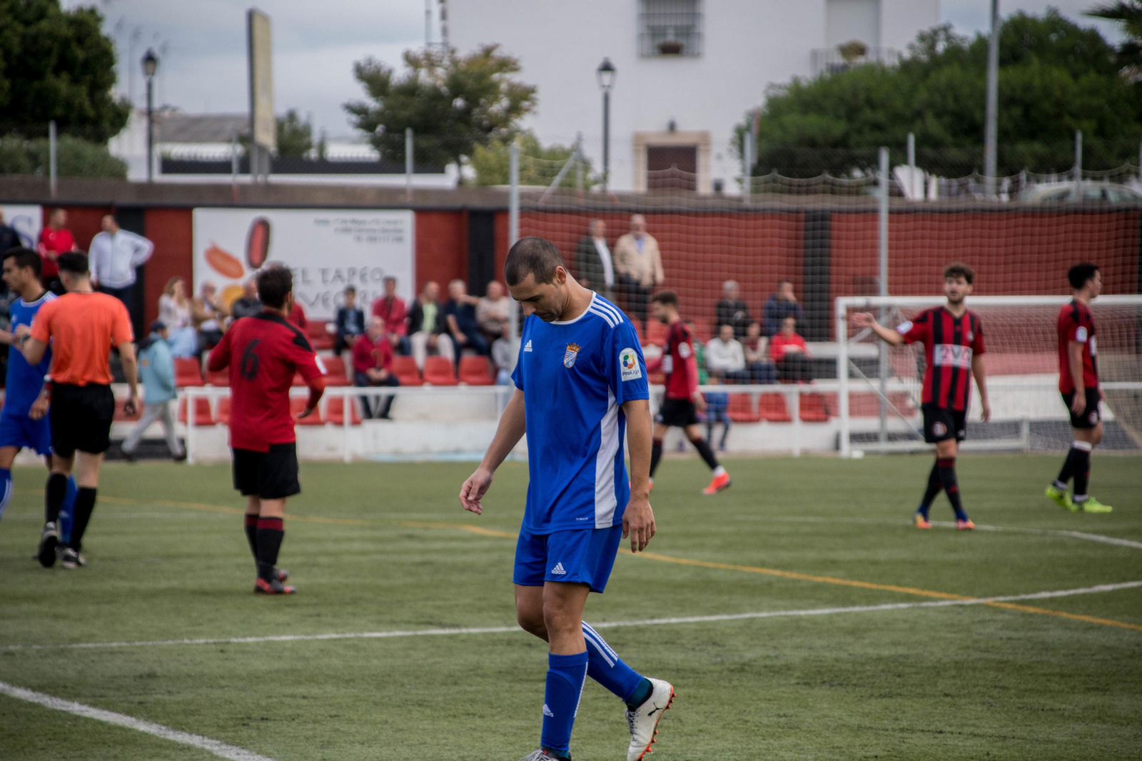 José Vega camina cabizbajo tras el 1-0 del Gerena.