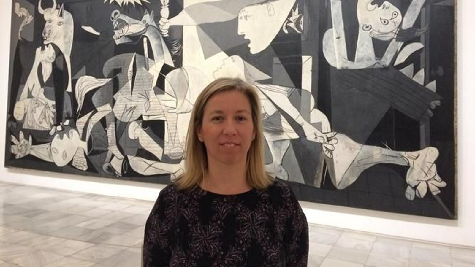 Genoveva Tusell en el Museo Nacional Reina Sofía con el 'Guernica' al fondo.
