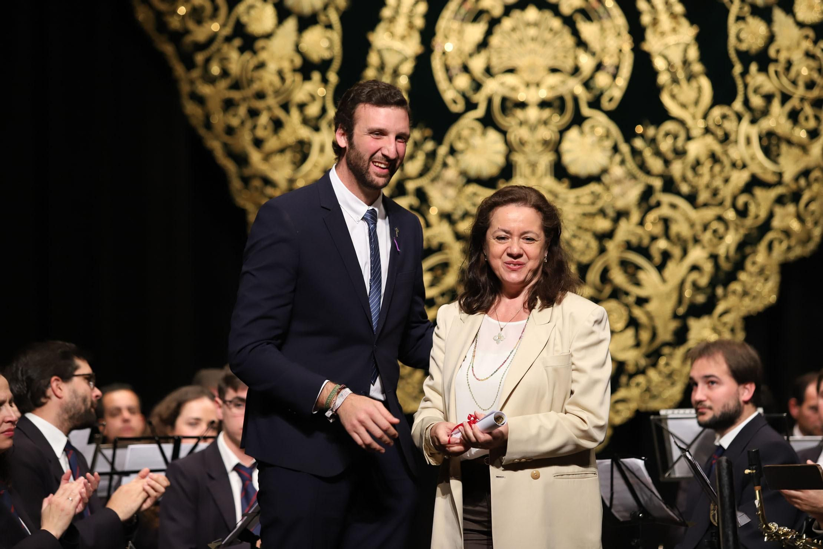 Presentan manto de la Virgen del Amor.