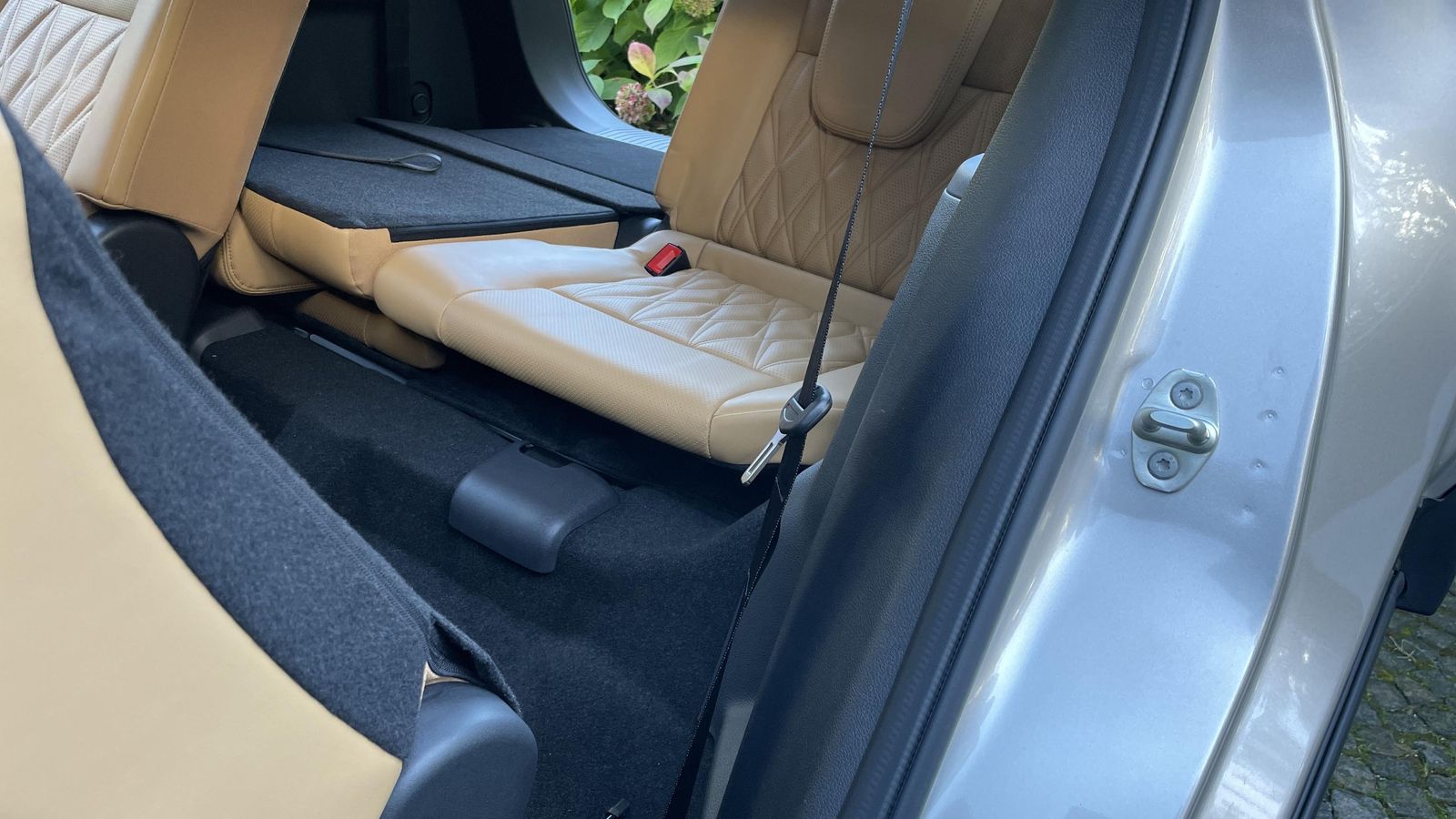 Aunque las puertas abren en un ángulo generoso de 85º, las banquetas de la segunda fila se deslizan longitudinalmente hasta algo más de 22 cm y el respaldo se abate, el hueco de acceso a la tercera fila no es muy amplio. Es algo normal en todos los SUV como el X-Trail.