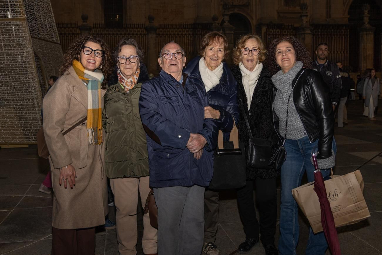 Los jiennenses disfrutan del centro de la ciudad, rodeados de un ambiente navideño