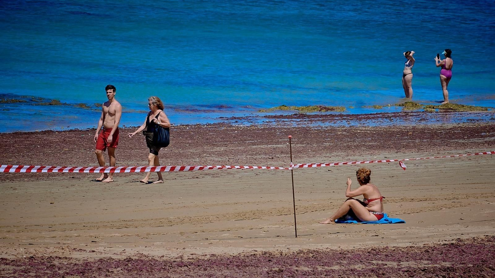 En Cádiz se ha podido pasear, pero los baños tendrán que esperar al día 1.