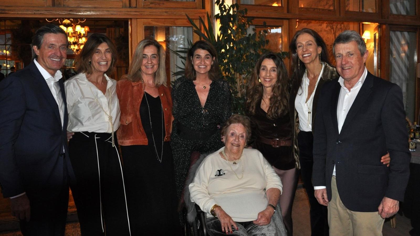 Pilar Izquierdo posa junto a sus sobrinos Ramón, Cristina, María, Macarena, Lourdes, Belén y Fernando Izquierdo Sanz durante el festejo.