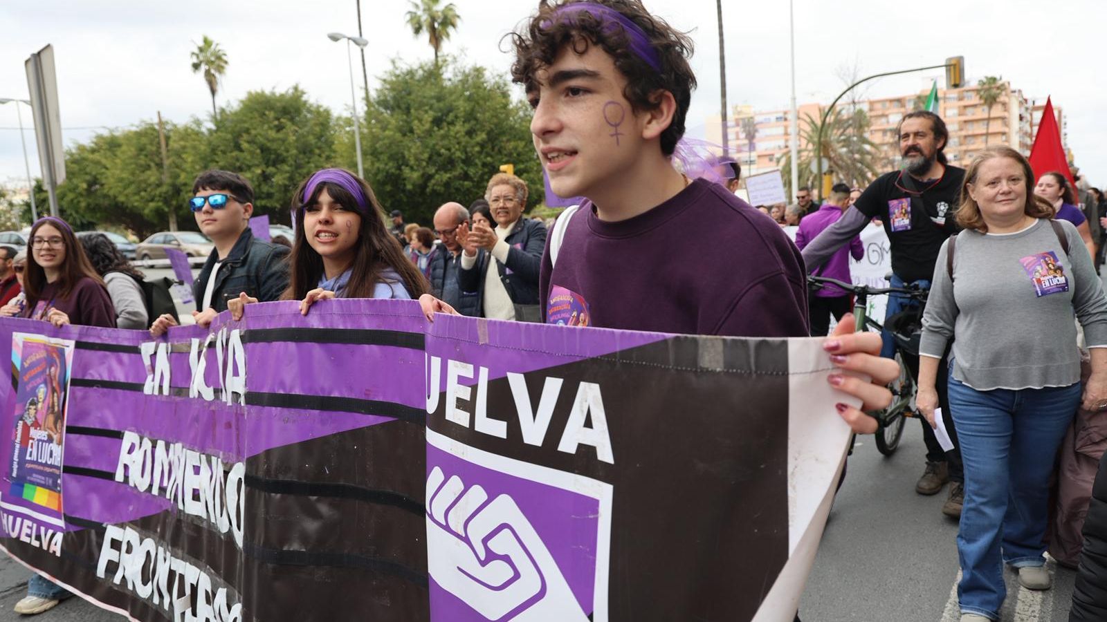 Jóvenes llenan las calles por la igualdad este 8-M.