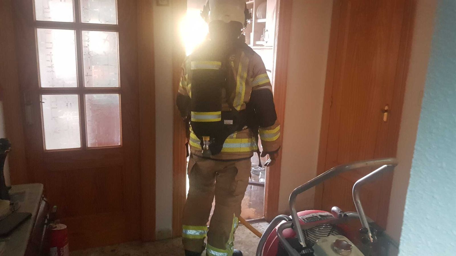 Imagen de archivo de un bombero en el incendio de una vivienda.
