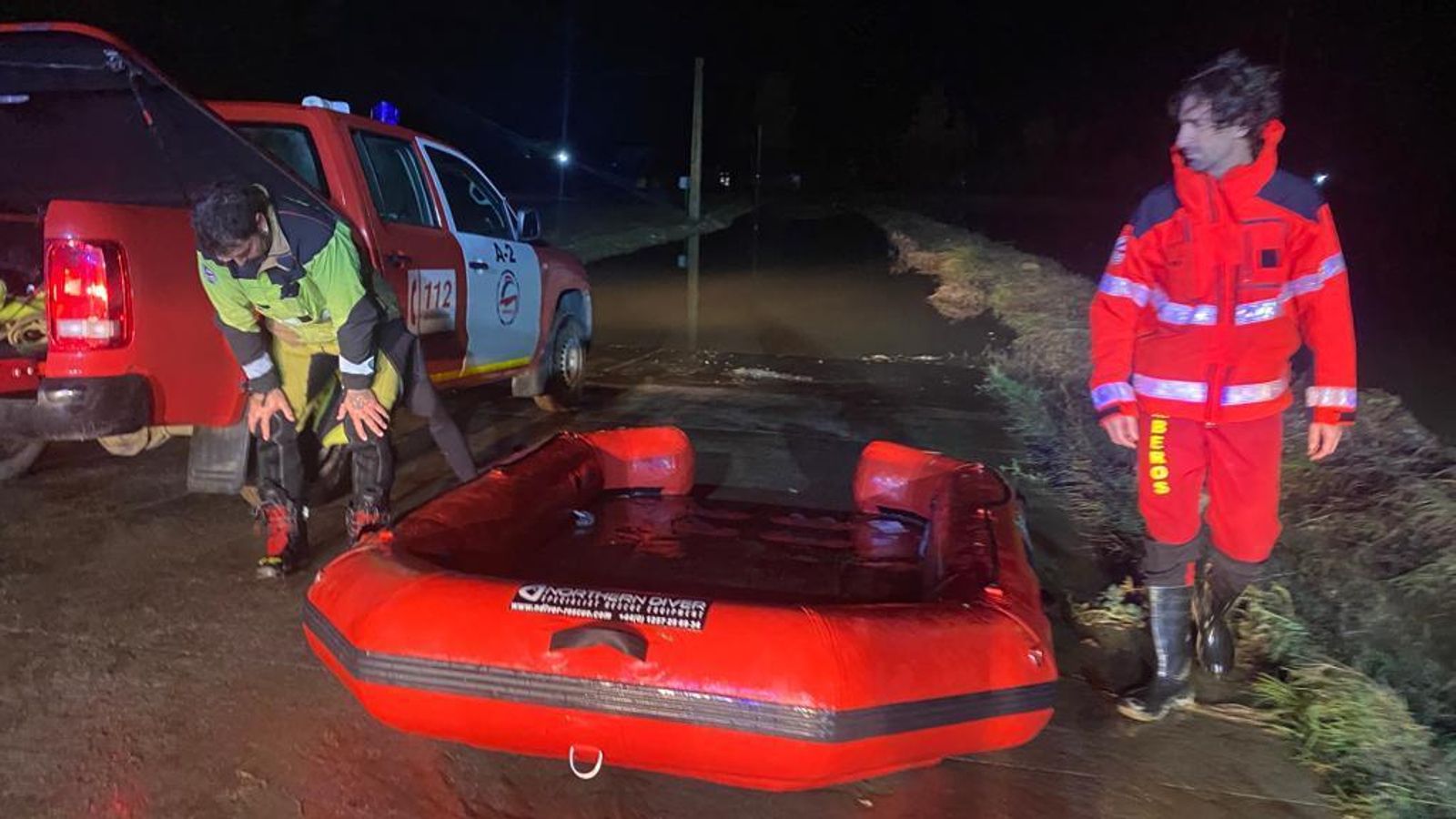Los bomberos trabajan en el barrio de Los Palmares.
