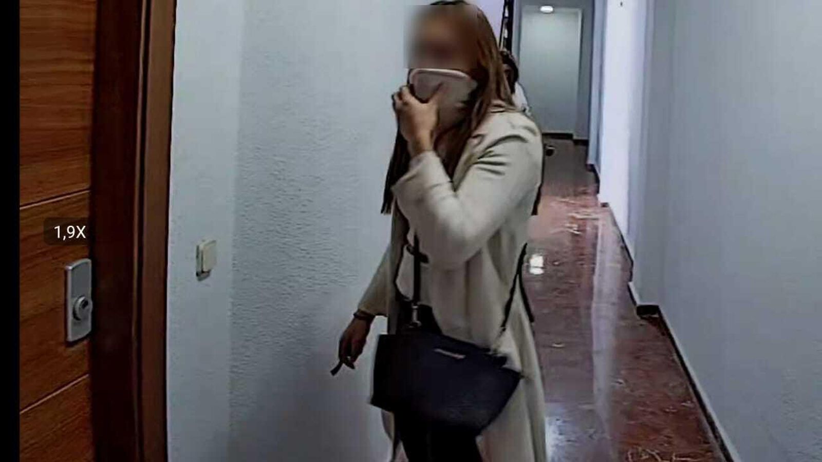 Una de las chicas se tapa la cara con una mascarilla antes de romper la cerradura.