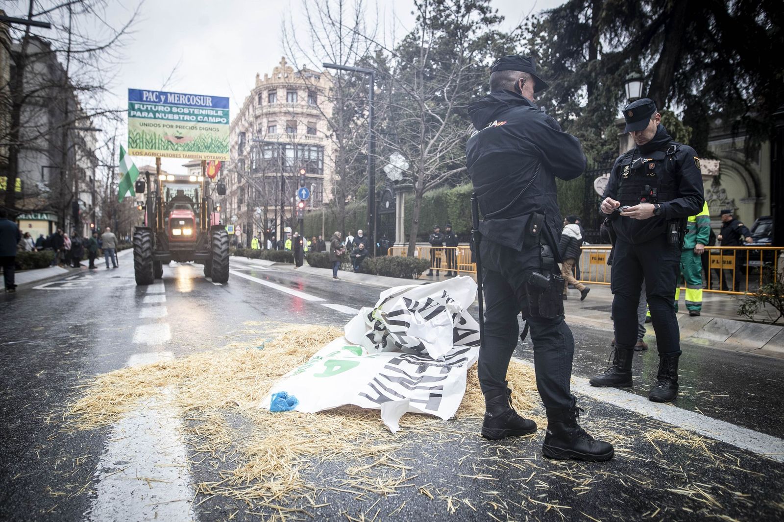 Las mejores imágenes de la tractorada que ha paralizado Granada bajo la lluvia