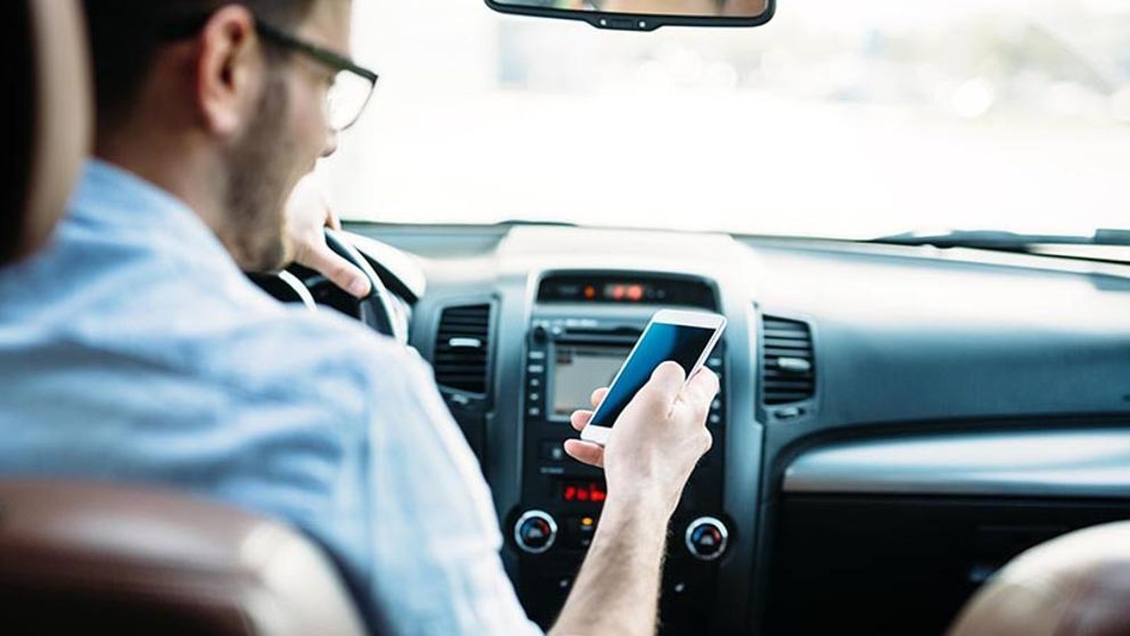 El uso del móvil está completamente prohibido al volante.