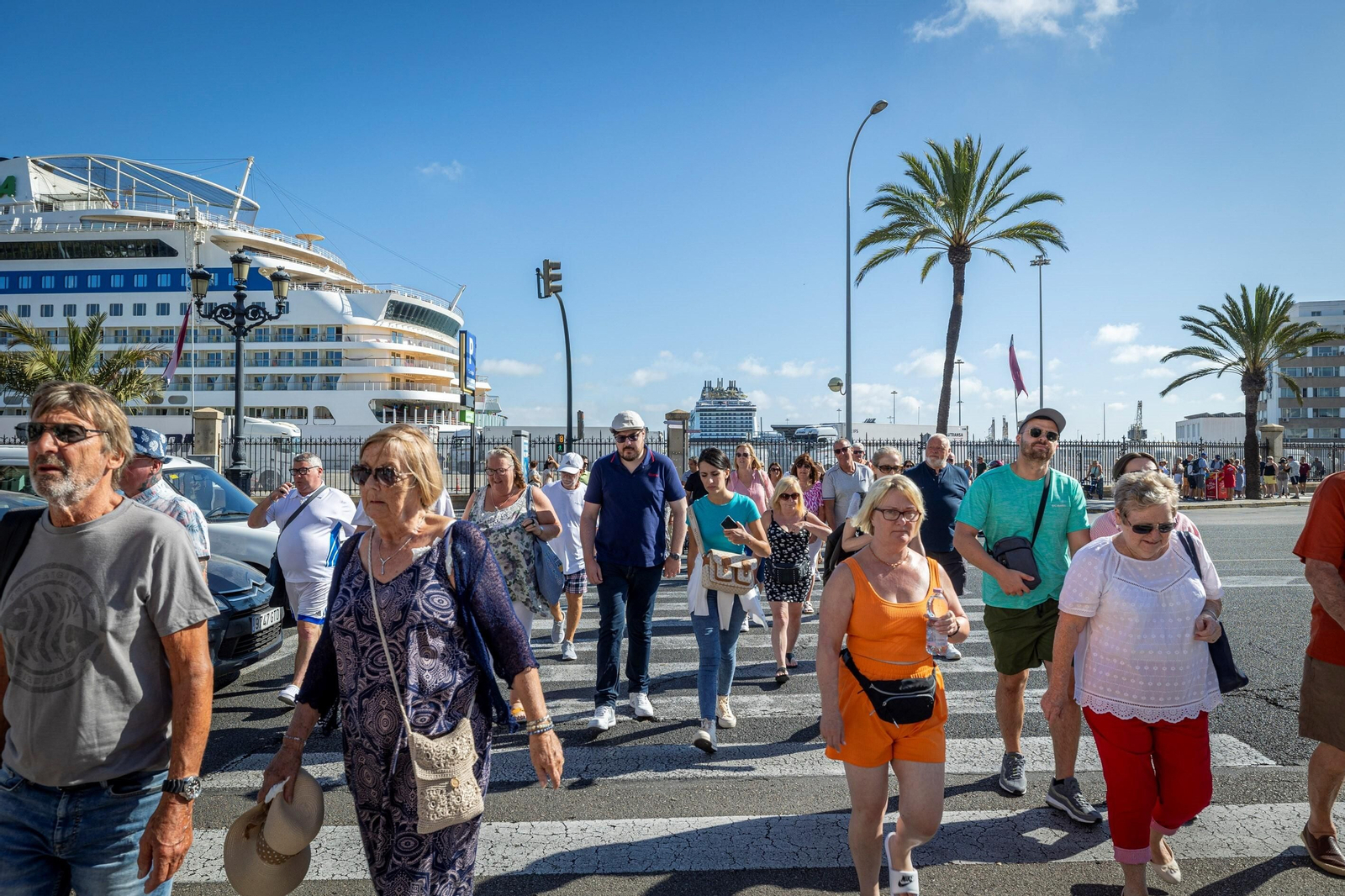 Imágenes de Cádiz con los turistas llegados a Cádiz a bordo de cinco cruceros