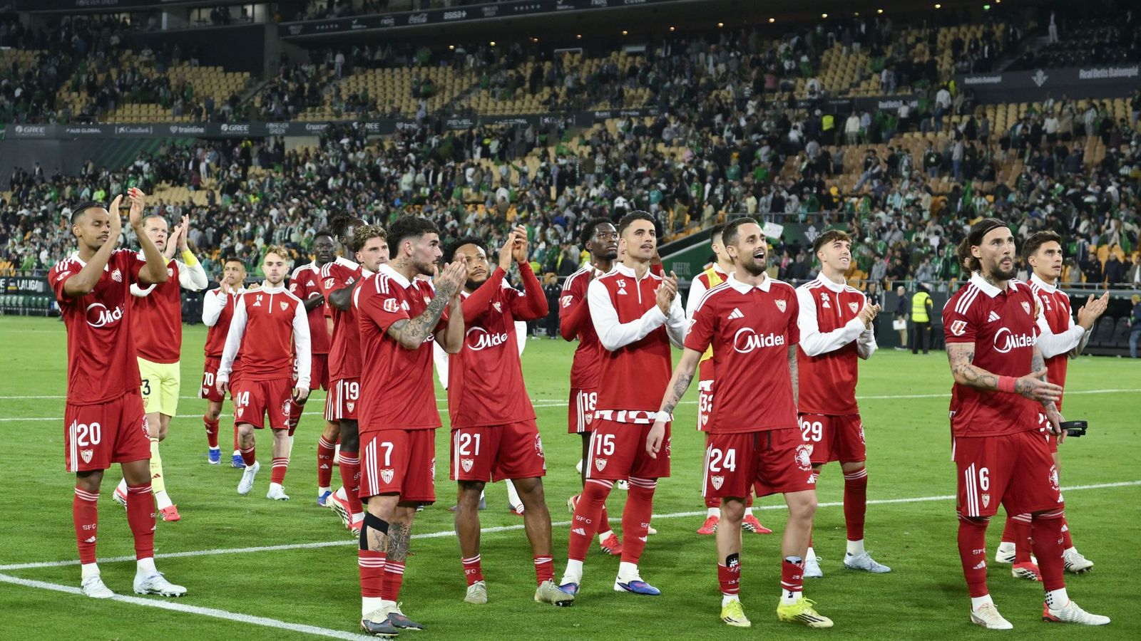 Los jugadores del Sevilla agradecen al final del partido el apoyo de los 600 aficionados presentes en La Cartuja.