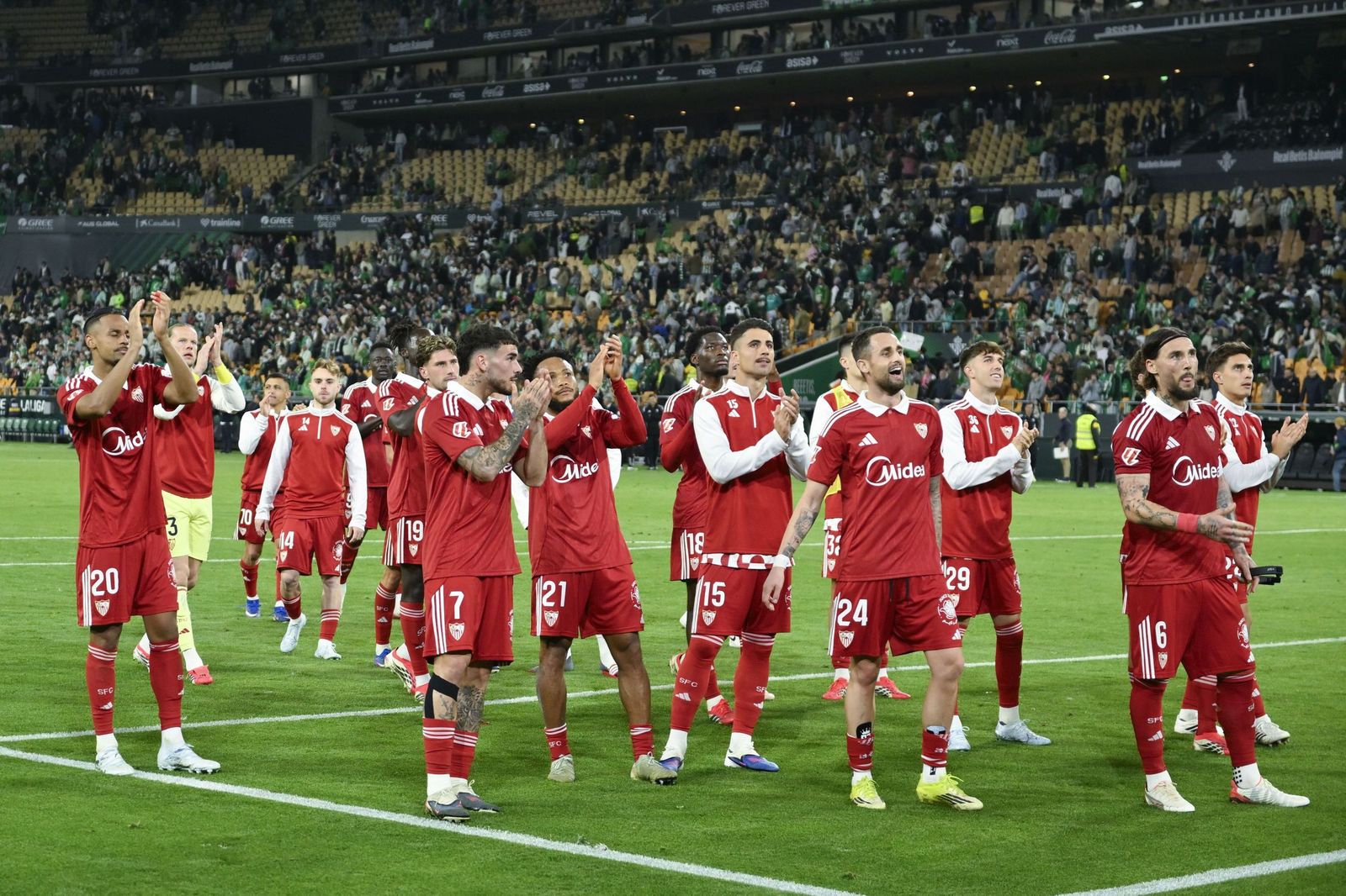 Los jugadores del Sevilla agradecen al final del partido el apoyo de los 600 aficionados presentes en La Cartuja.