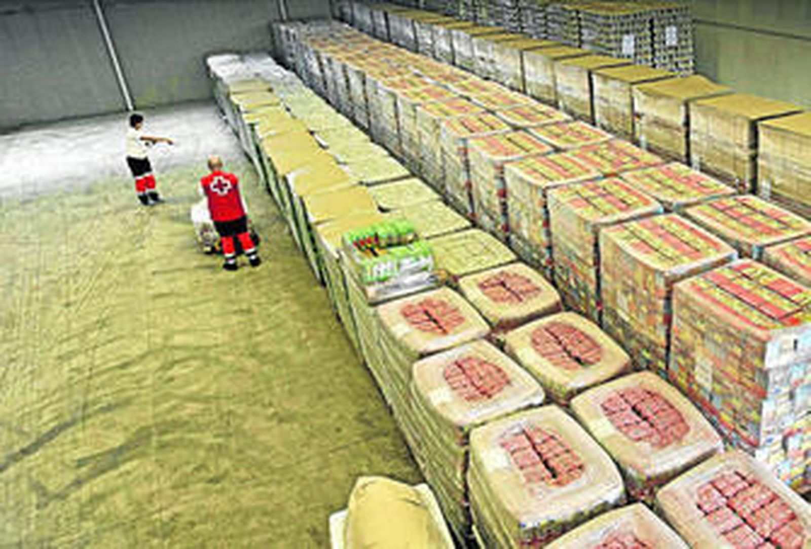 Imagen de la nave donde Cruz Roja de Cádiz almacena los alimentos que le llegan de la UE para repartir entre los más necesitados.