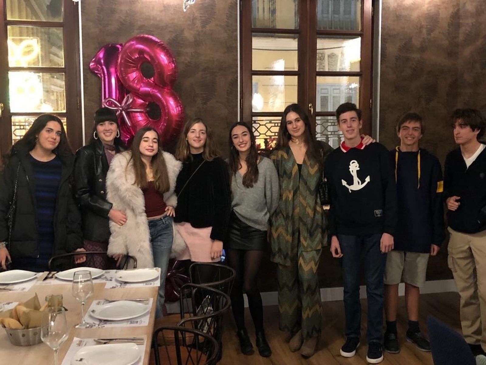 La homenajeada, Marta Paredes Campo-Cossío, con Pilar Vera, Carolina Leiva, Daniela Sanjuán, Sandra Muñoz, Patricia Campo-Cossío, Nachete Paredes, Curro Morales y Marín Villaespesa, durante la celebración de la mayoría de edad.