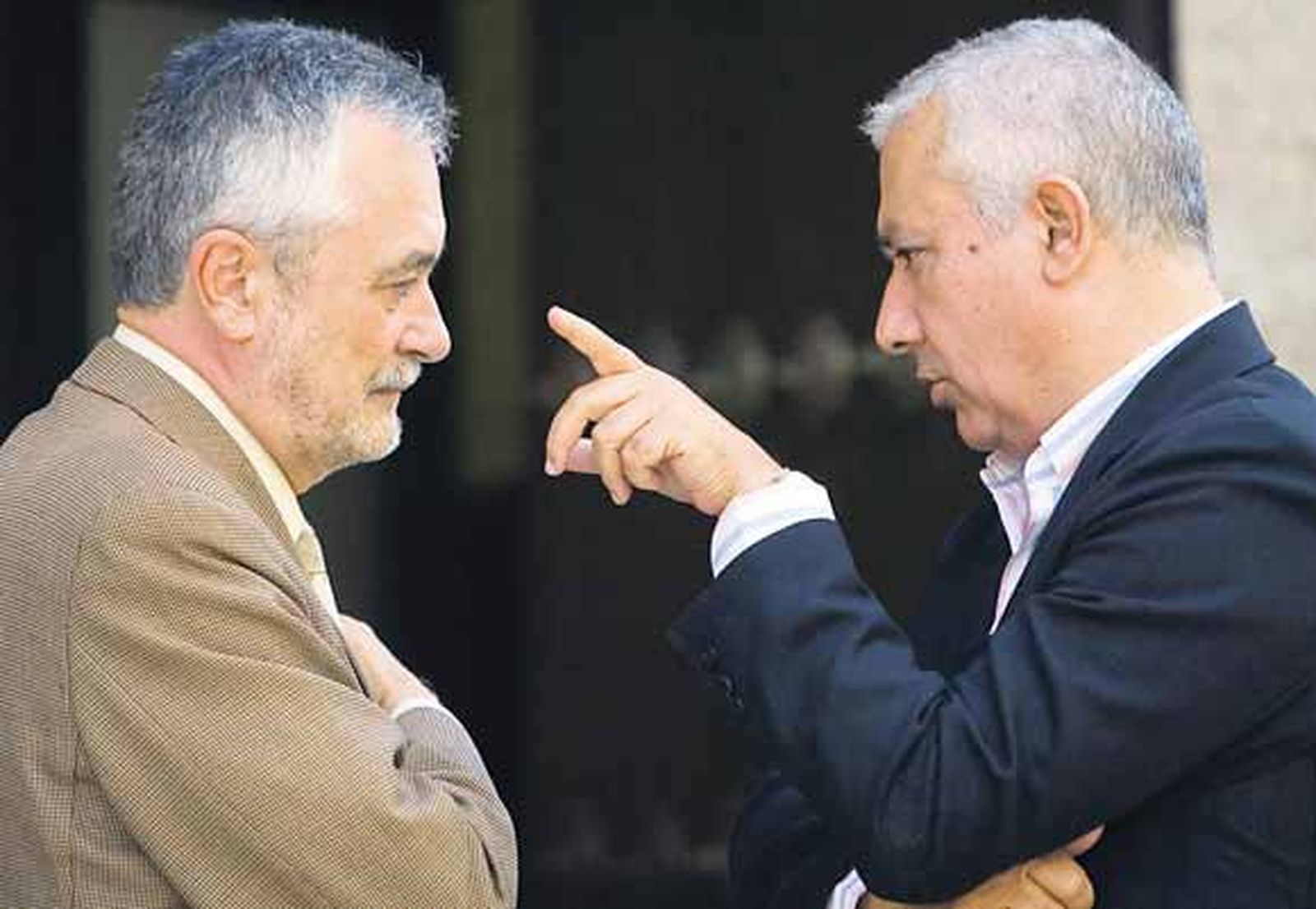 El cuarto presidente socialista de Andalucía, José Antonio Griñán, escucha al jefe de la oposción, Javier Arenas.