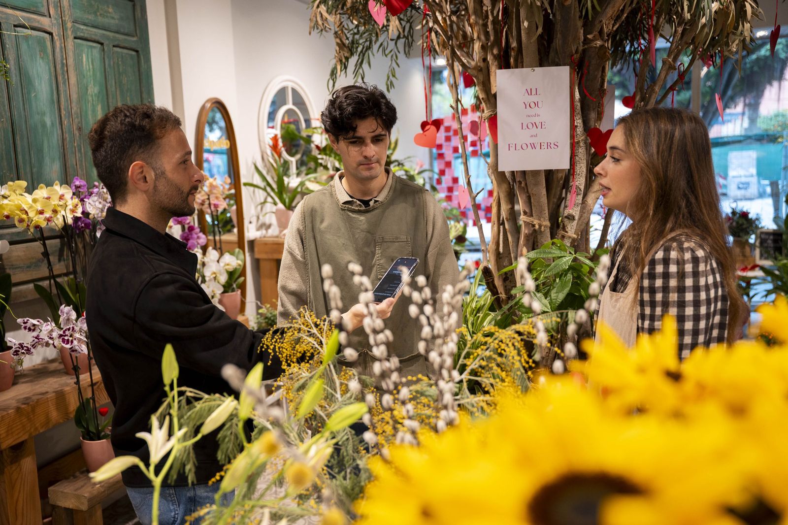 Tres comercios del centro de Almería lanzan un sorteo especial por San Valentín