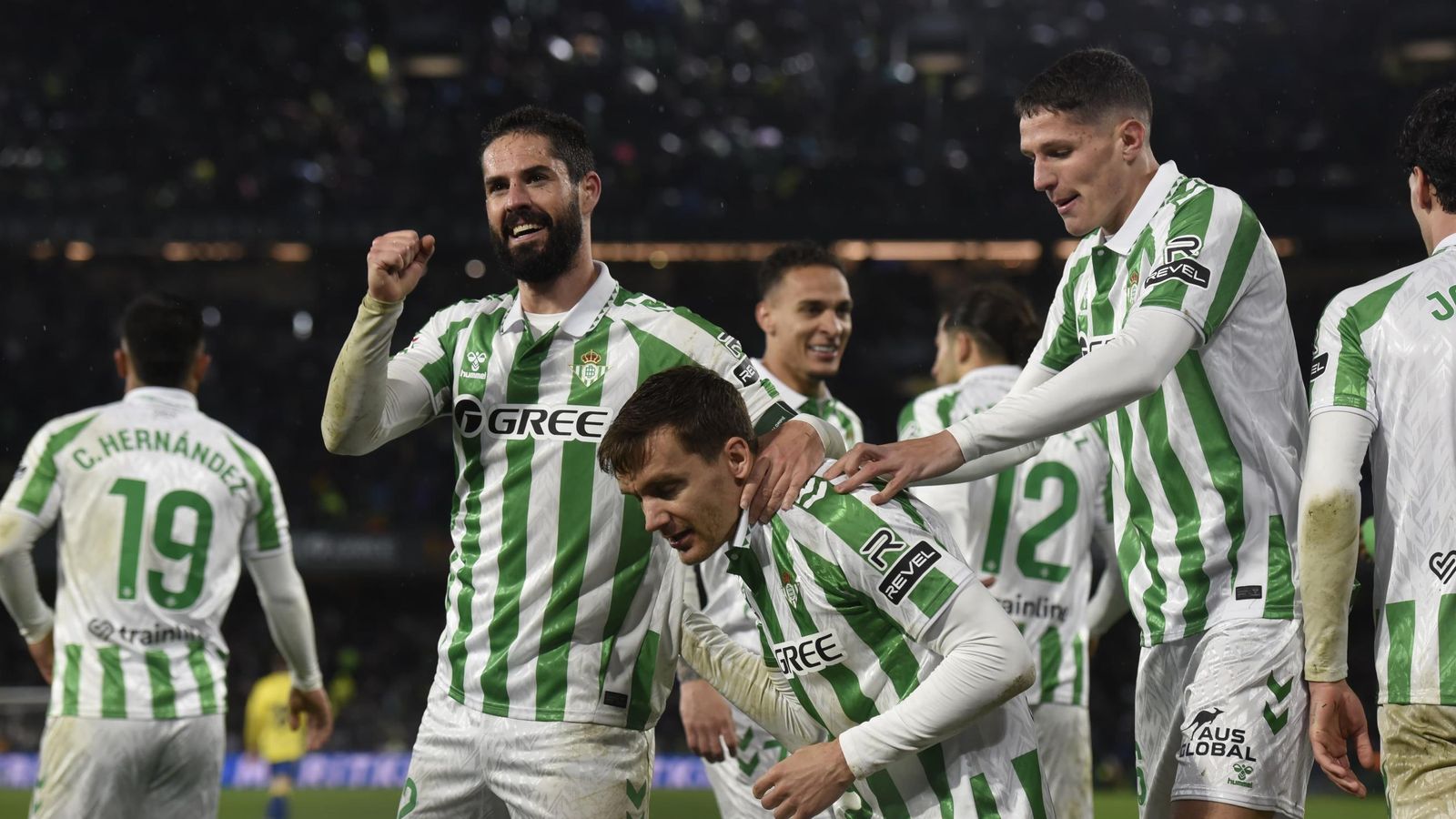 Isco celebra con Diego Llorente y Altimira el gol que le dio el triunfo al Betis.