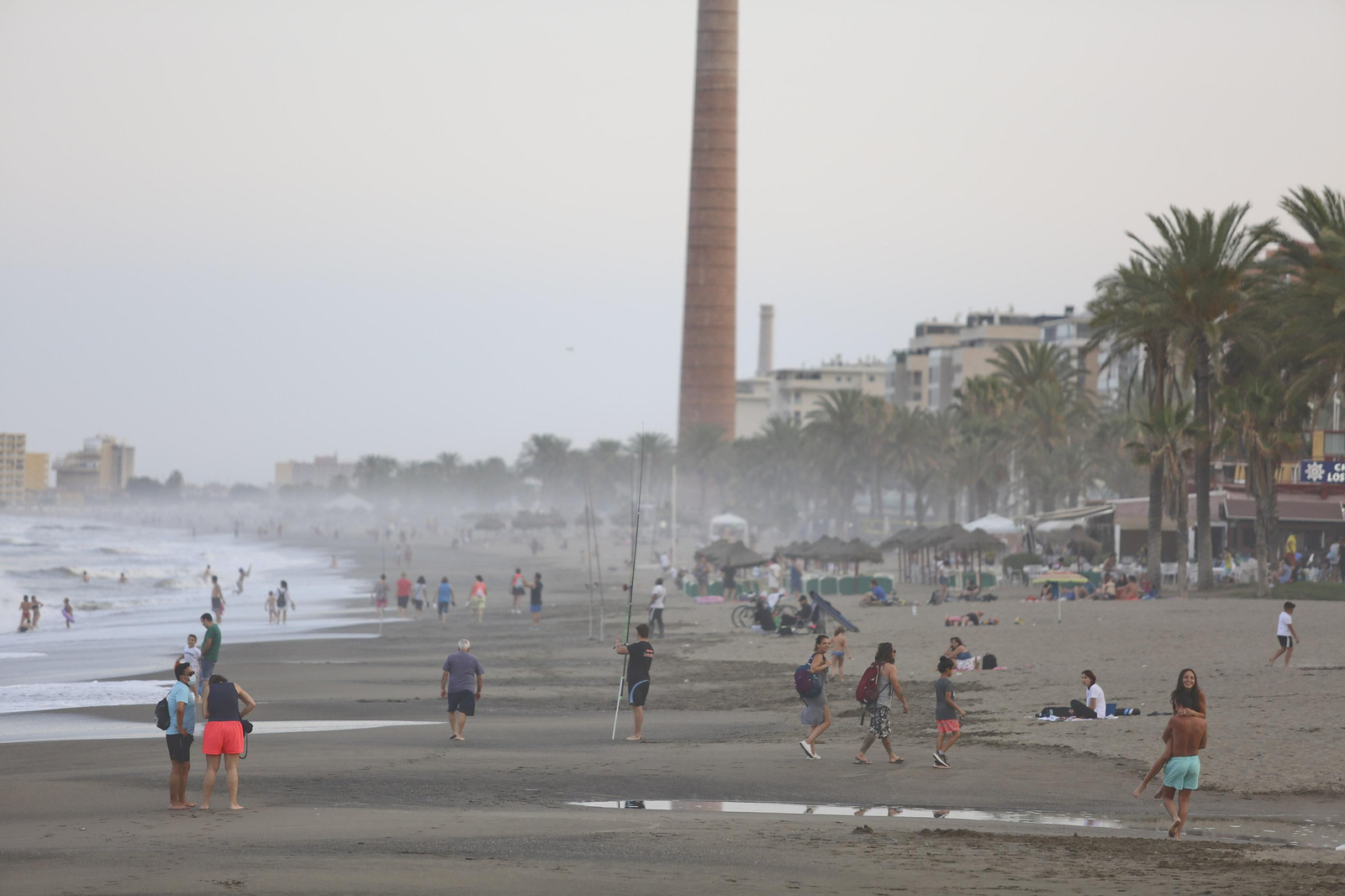 Solitaria noche de San Juan en las playas de Málaga, en fotos