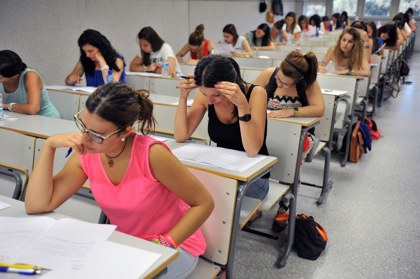 Un grupo de aspirantes a una plaza pública comienza el examen.