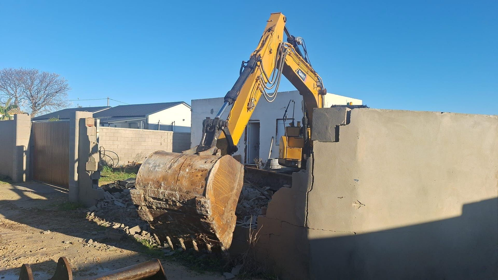 La Junta ejecuta la demolición de una casa ilegal en Barbate