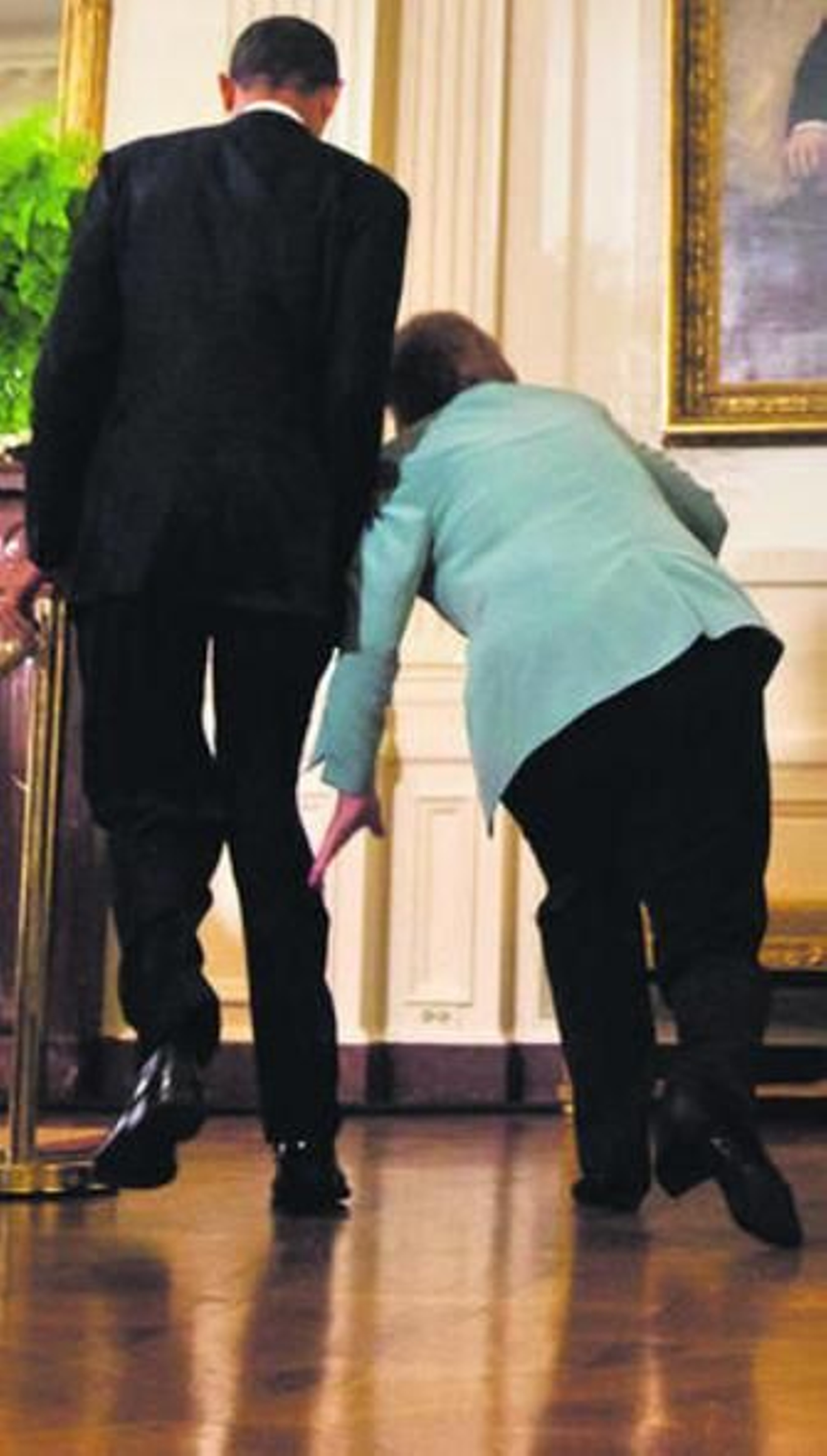 Merkel resbala durante su reunión con Obama en la Casa Blanca.