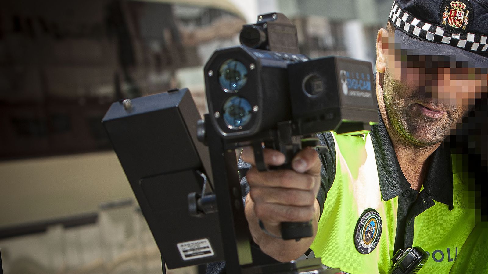 Un agente de la Policía Local sujeta uno de los dispositivos para el control de la velocidad.