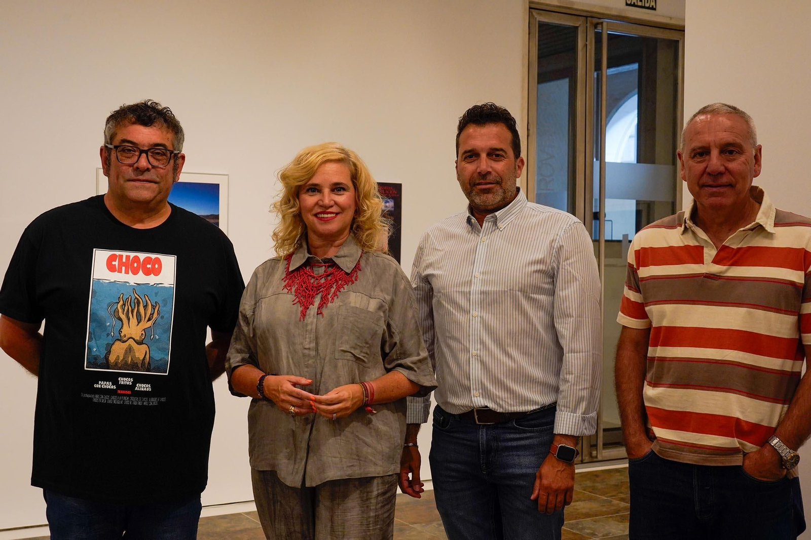 Imágenes de la inauguración de la exposición 'Ermitas de repoblación en la Sierra de Huelva' por La diputada de Cultura, Gracia Baquero, y el autor de la exposición, Jorge Garrido.