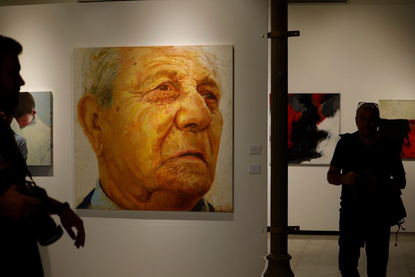 La exposición del Teatro Cómico de Córdoba sobre los 20 años de la Fundación Gala, en imágenes