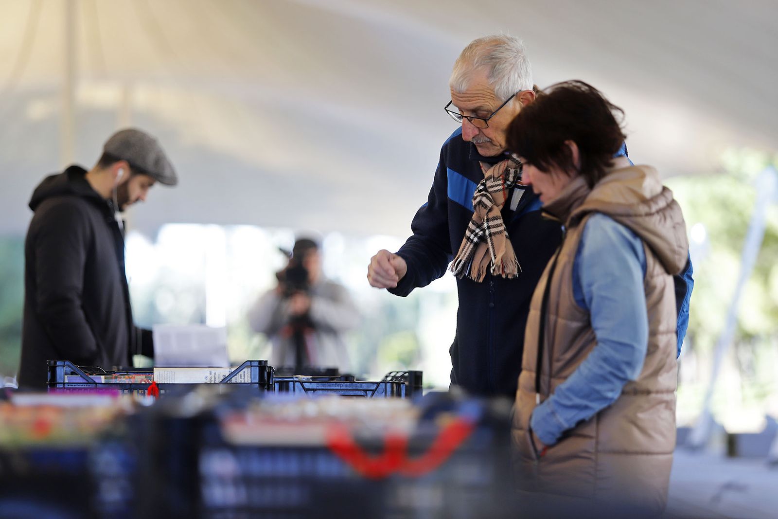 Imágenes del mercadillo solidario de Ayre en Huelva