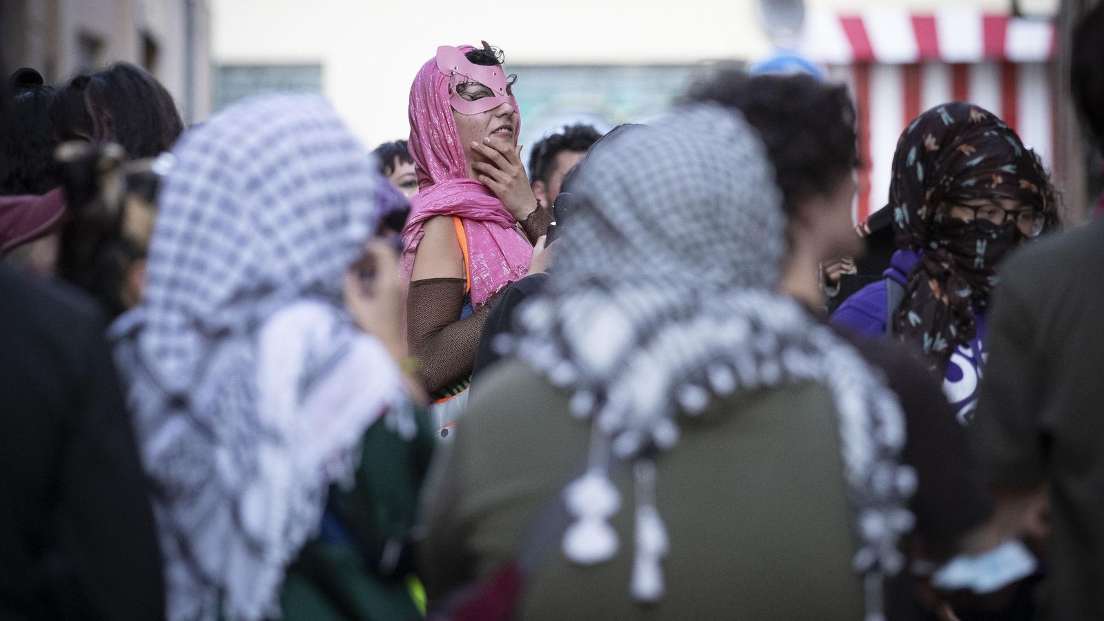 Concentración de activistas frente al edificio okupado en la calle Azacayas de Granada