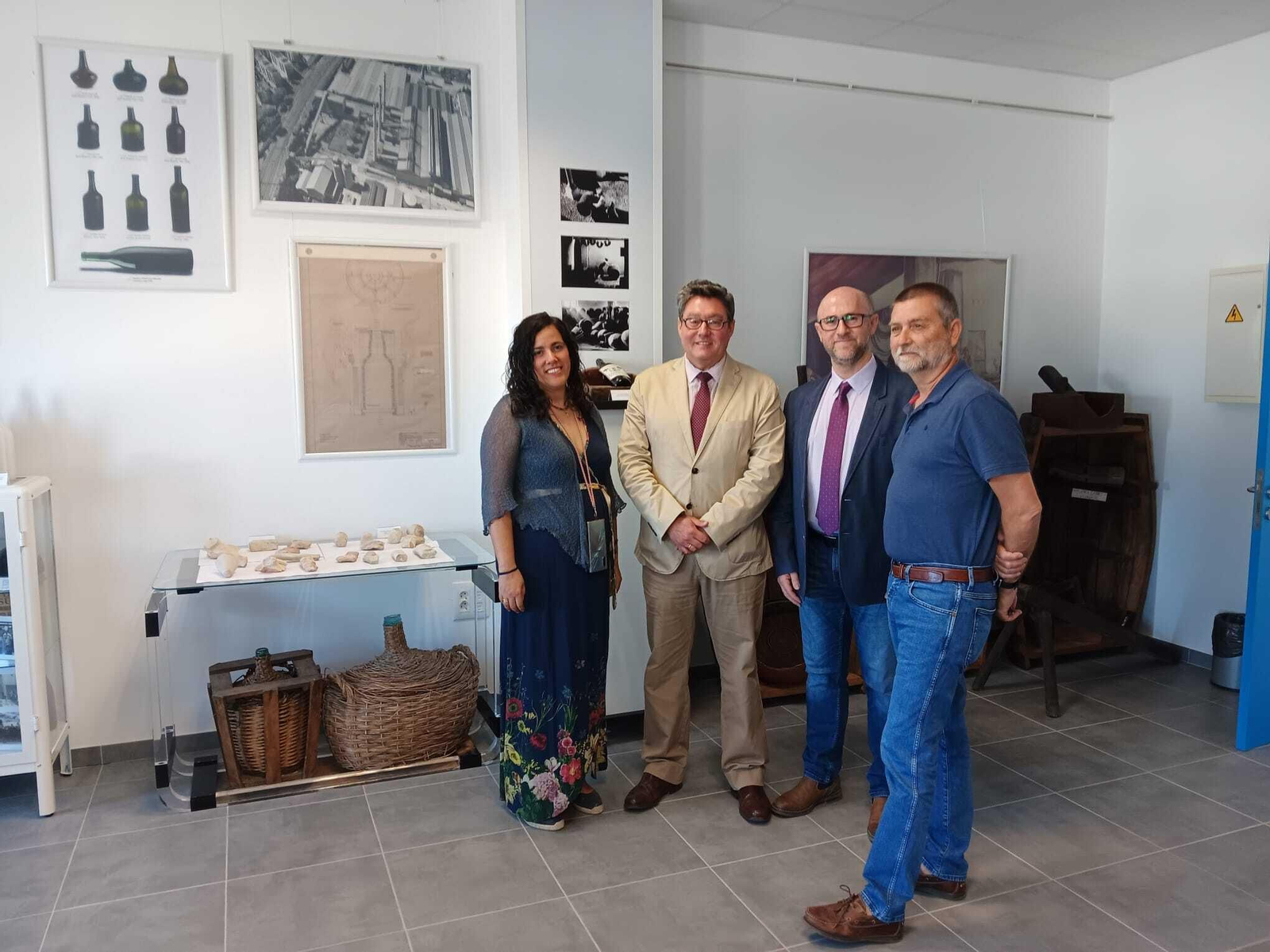 El delegado José Antonio Aparicio visita al Instituto de Investigación Vitivinícola y Agroalimentaria.