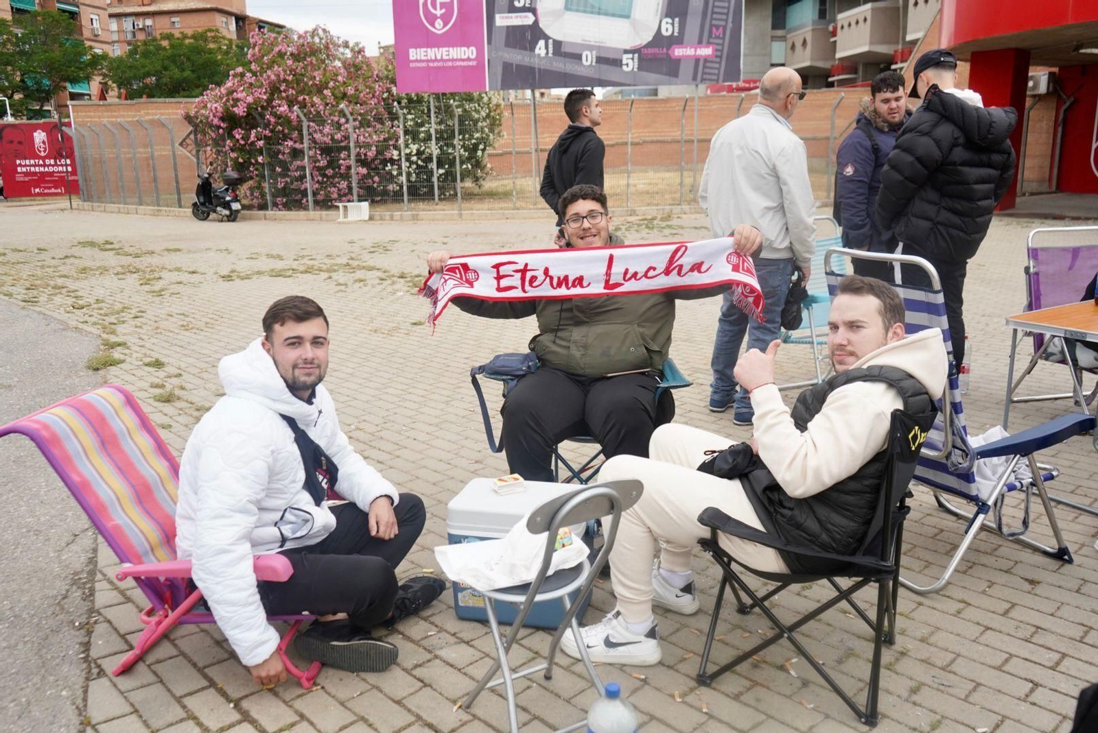 Las colas en Los Cármenes para presenciar el Granada-Leganés en imágenes